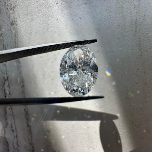 Excellent Oval Cut Lab Grown Diamond - IGI Certified Precision Brilliance